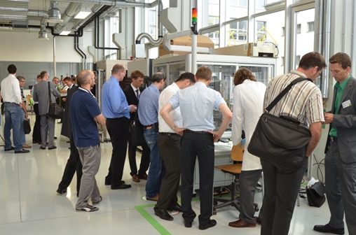 In der anschließenden Laborführung präsentierten die Mitarbeiter des Lehrstuhl FAPS die Anlagentechnik des MID-Applikationszentrums MIDAZ In der anschließenden Laborführung präsentierten die Mitarbeiter des Lehrstuhl FAPS die Anlagentechnik des MID-Applikationszentrums MIDAZ