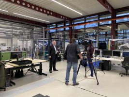 03.11.2021: Die FAPS Laborhalle als Kulisse für die ARD Tagesthemen