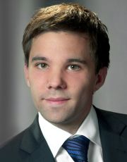 Zum Artikel "01.01.2016: Christopher Kästle übernimmt die Leitung der Forschungsgruppe Elektronikproduktion von Stefan Härter"