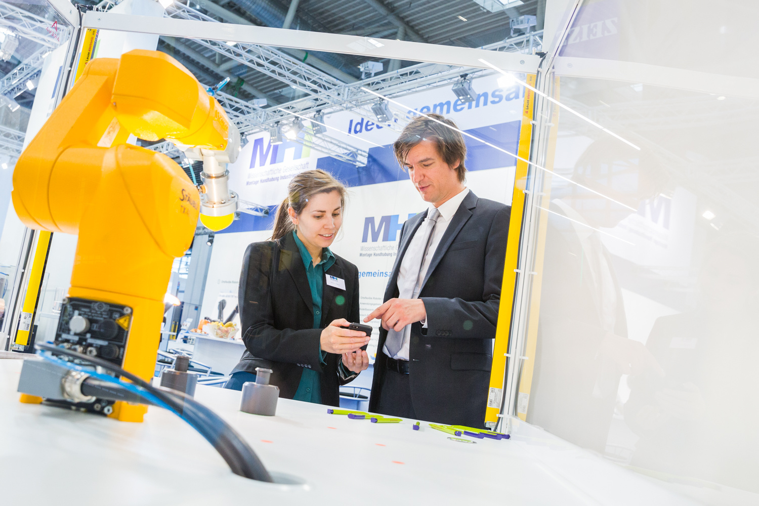 Zum Artikel "21.-24.06.2016: FAPS präsentierte auf der AUTOMATICA 2016 intuitive Robotersteuerung"