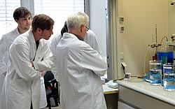Zum Artikel "16.07.2014: ProMID – Lehrstuhl FAPS bringt Studenten die MID-Technik nahe"