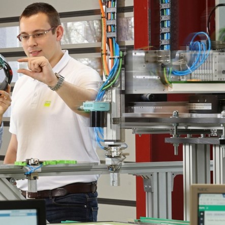 Zum Artikel "Erarbeitung von Schulungsunterlagen für die Methodik des Durchgängigen Engineerings"