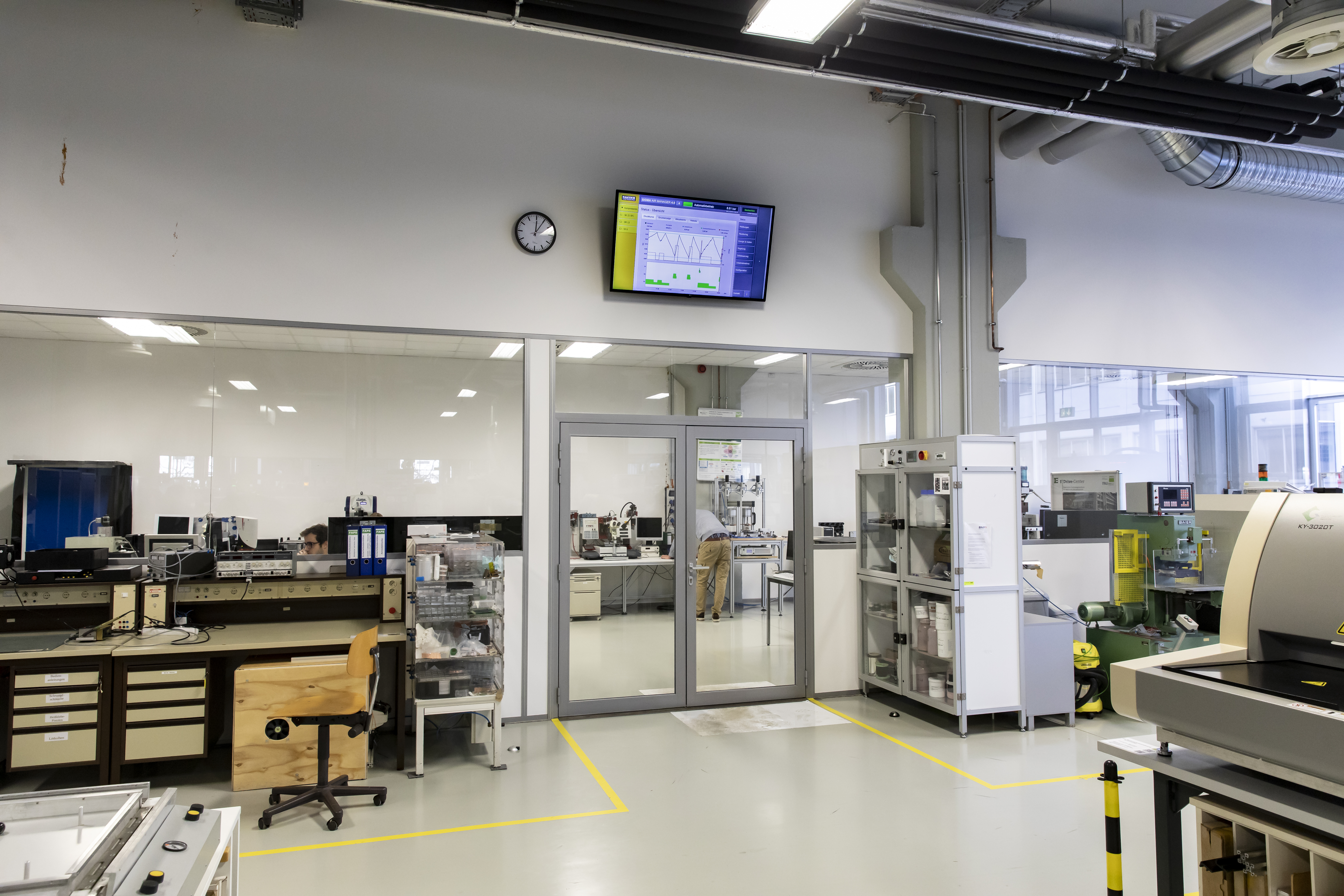 Die Konnektivität der Steuerung SAM 4.0 erlaubt die Darstellung des Zustands der Druckluftstation von jedem Ort des Lehrstuhls