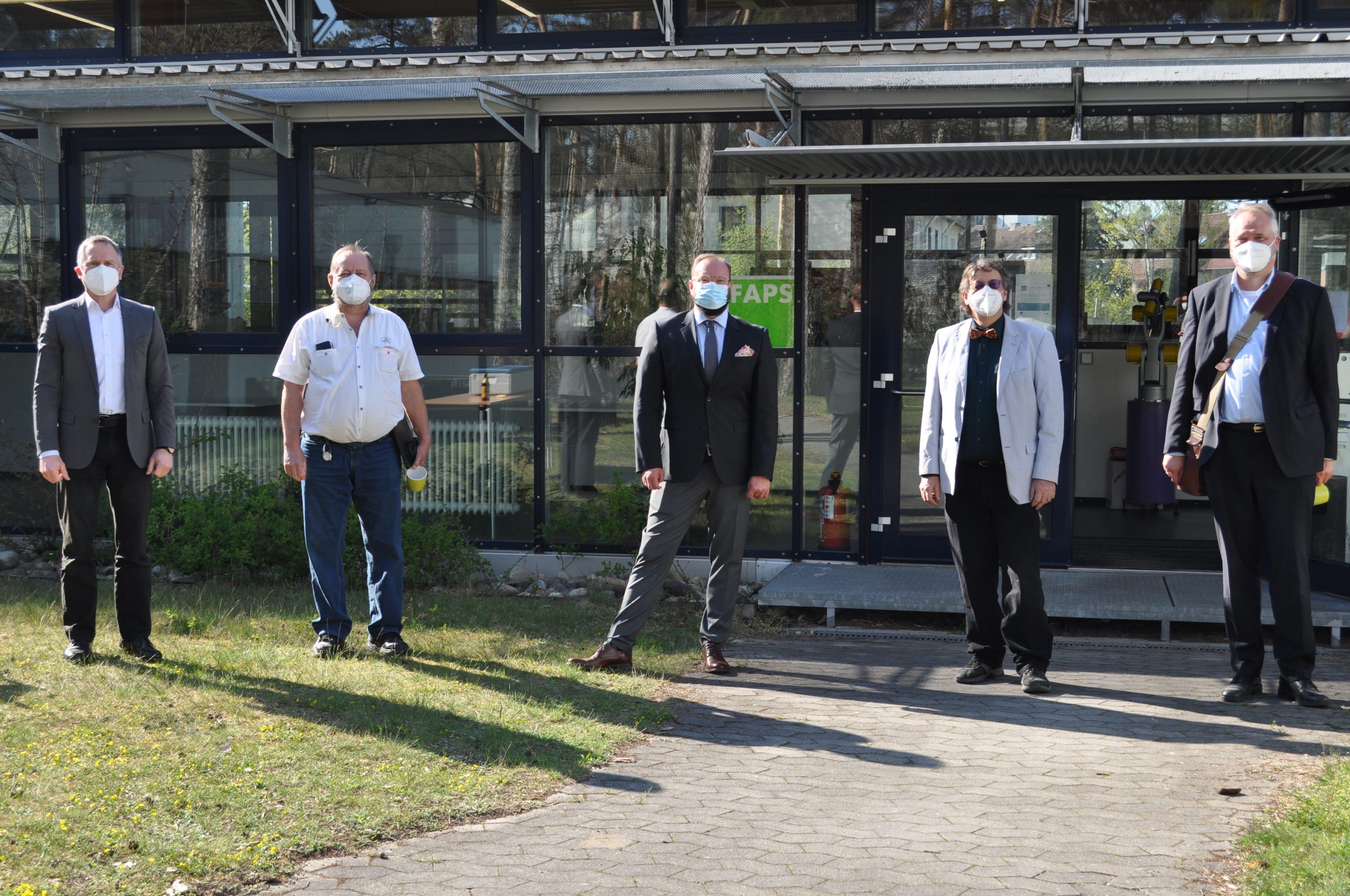 Zum Artikel "27.04.2021: Michael Schneider schließt erfolgreich seine Promotion ab."