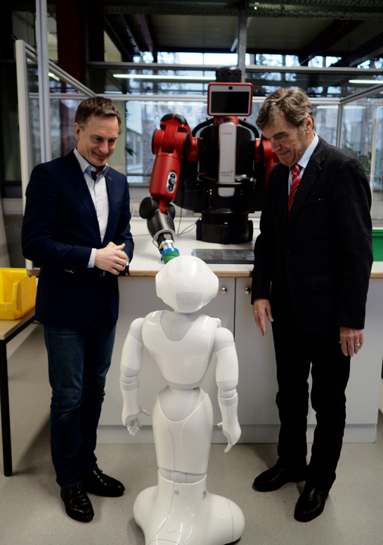 Prof. Dr.-Ing. Jörg Franke und Prof. Dr.-Ing. Klaus Feldmann aktuell am Lehrstuhl mit Roboter Pepper