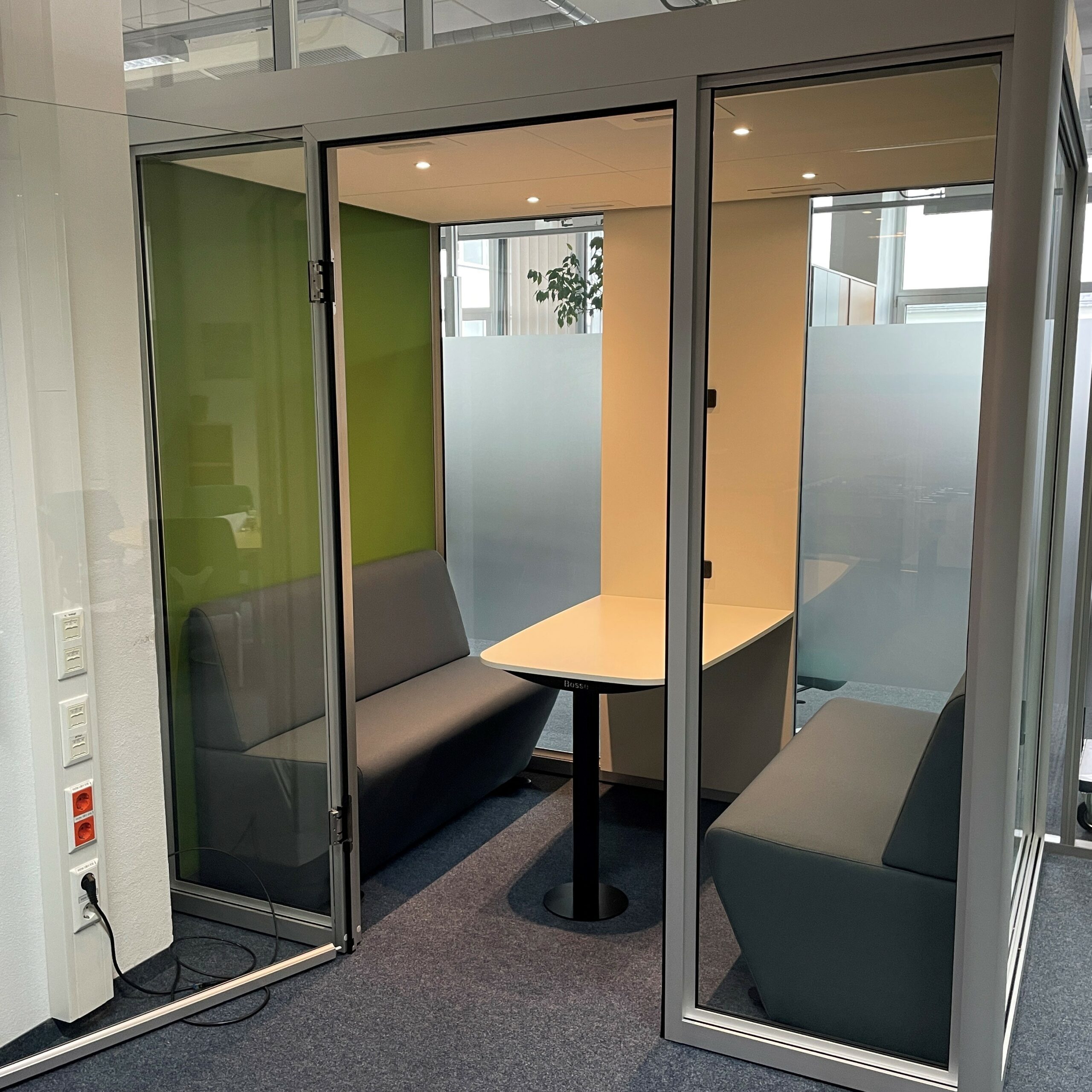 Zum Artikel "26.07.2023: Neuer Besprechungs-Cube am FAPS-Standort Auf AEG"