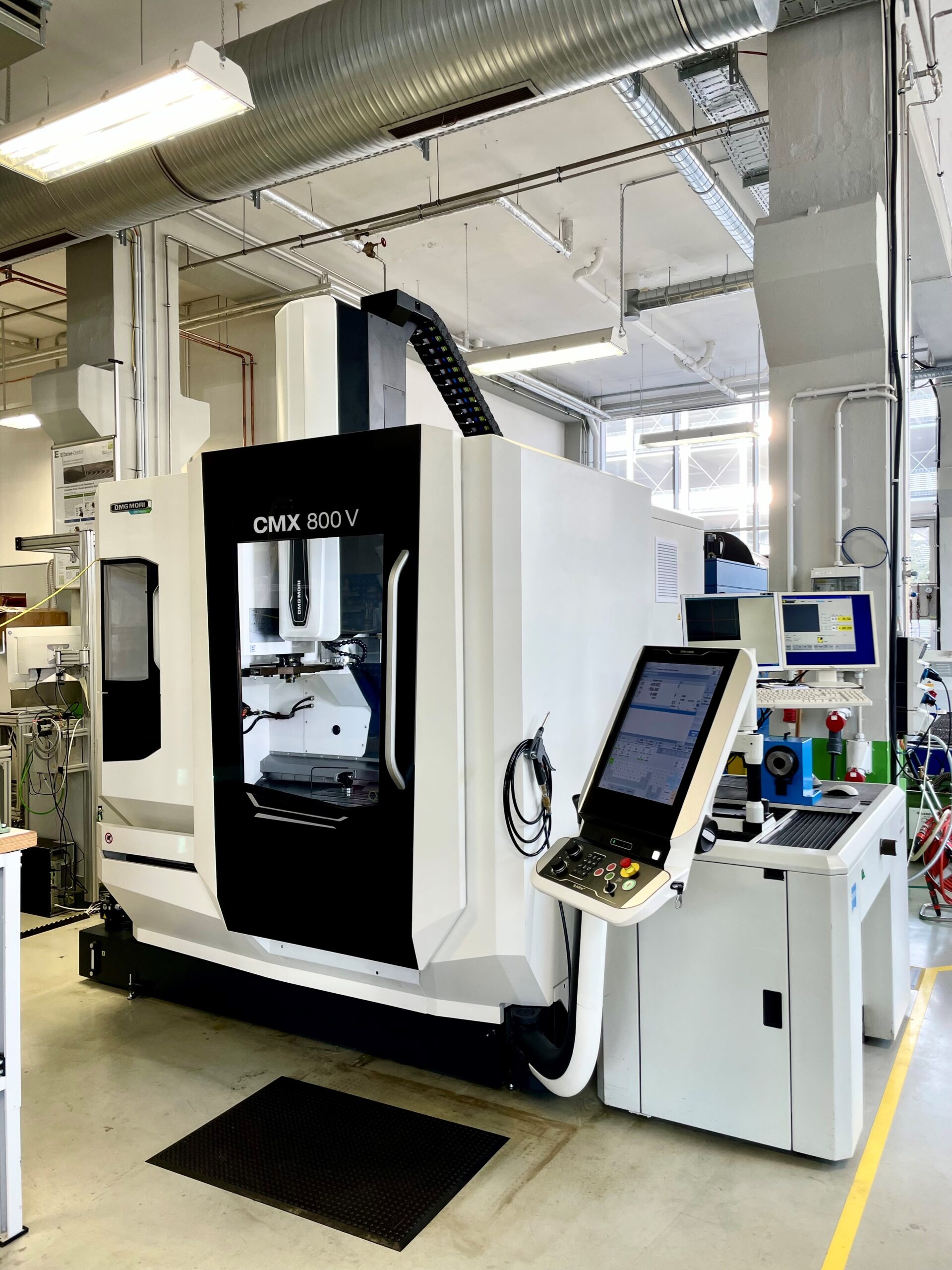 Zum Artikel "26.09.2023: Neue 4-Achs-Fräse DMG MORI CMX 800V in Betrieb genommen"