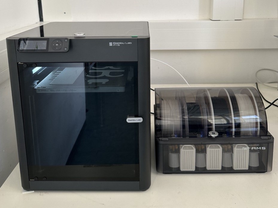 Zum Artikel "24.11.2023: Bambu Lab P1S erweitert die Möglichkeiten zur schnellen Herstellung von 3D-Druck-Bauteilen im Rahmen des Forschungsprojektes TELEM"
