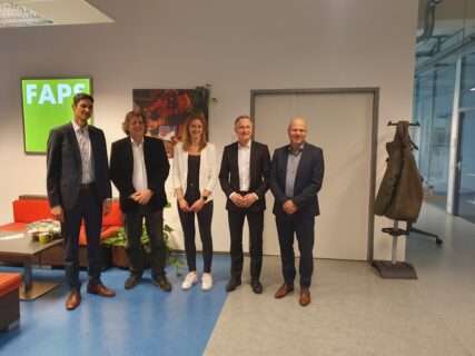 Zum Artikel "20.11.2024: Simone Neermann schließt Promotion sehr erfolgreich ab"