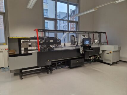 Zum Artikel "01.01.2025: Neue Kabelbaum-Produktionsmaschine Komax Omega 750 im Einsatz"