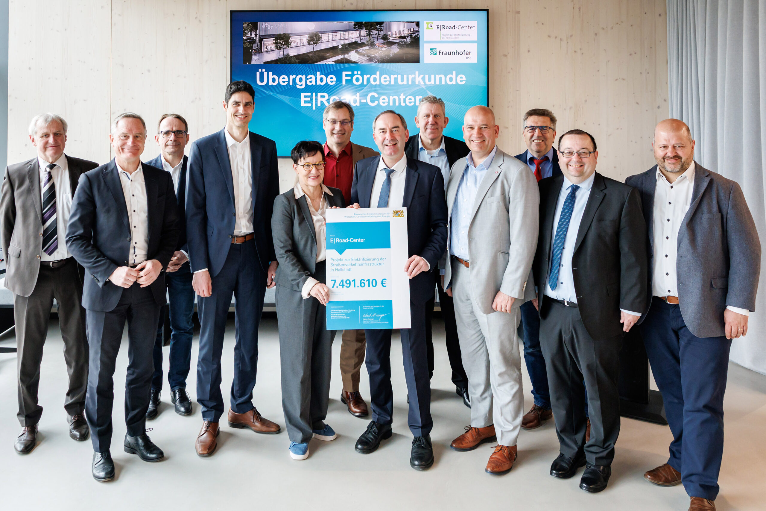 10.04.2025: Das neue Forschungszentrum “E|Road-Center” für kontaktlose Energieübertragung bei Elektrofahrzeugen in Hallstadt eröffnet