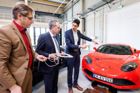 Zum Artikel "17.04.2025: Forschungszentrum E|Road-Center zum induktiven Laden von Elektrofahrzeugen in Medienberichten erwähnt"