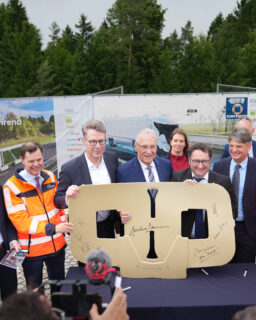 Zum Artikel "06.06.2025: Medien berichten über die Eröffnung der Teststrecke für induktives Laden auf der A6"