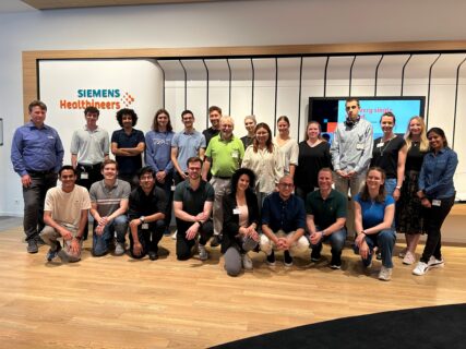 Zum Artikel "15.07.2025: Kick-Off der Ferienakademie 2025 im Siemens Healthineers High Energy Photonics Center (HEP): Context-based Mixed Reality Support for Production"