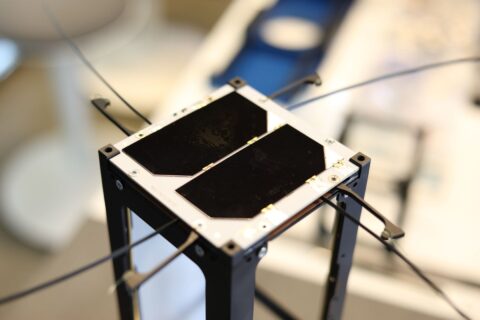Zum Artikel "[BA/PA/MA] Untersuchung motorloser Deployment-Mechanismen für Solarpaneele und Antennen von Nanosatelliten"