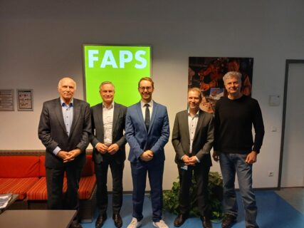 Zum Artikel "18.11.2025: Tim Raffin schließt Promotion sehr erfolgreich ab"